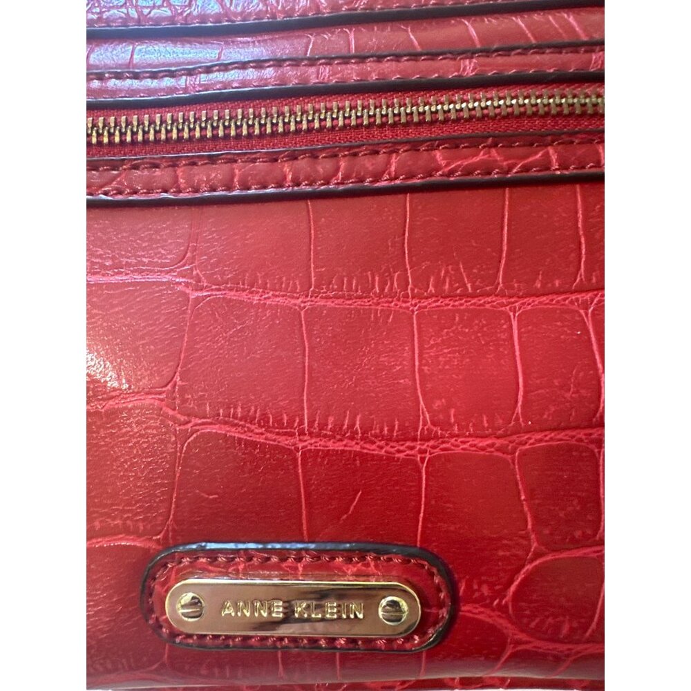 💖Anne Klein red crossbody purse with 2 compartments. - Picture 3 of 9